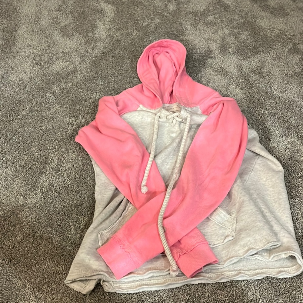 i’m selling this sweat shirt
